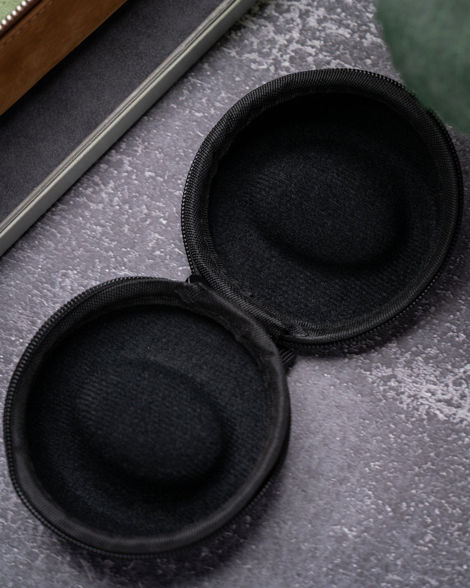 Clam shell watch case
